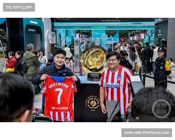 2025年世俱杯奖杯首次亮相重庆 展示足球热土独特魅力 2025年世俱杯奖杯首次亮相重庆 展示足球热土独特魅力