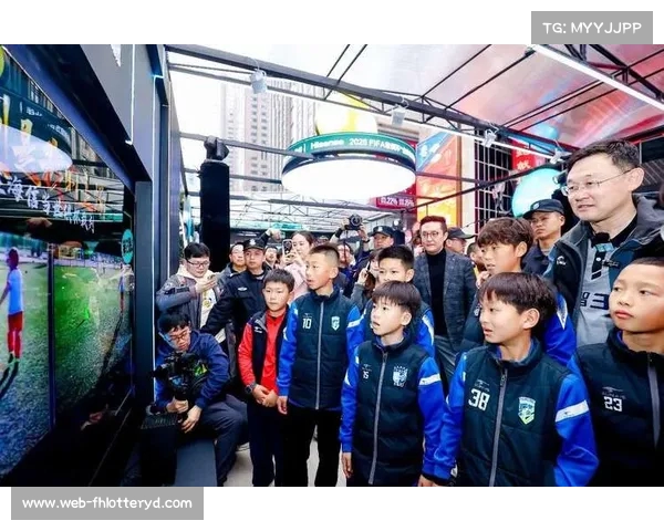 世俱杯奖杯亮相伯纳乌商店球迷争相参与合影活动 世俱杯奖杯亮相伯纳乌商店球迷争相参与合影活动