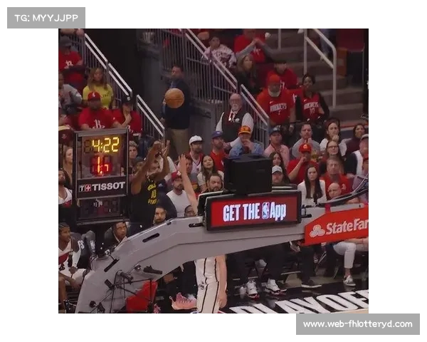 奇兵希尔德精妙运球急停中投命中 助勇士领先6分展现强大实力 奇兵希尔德精妙运球急停中投命中 助勇士领先6分展现强大实力